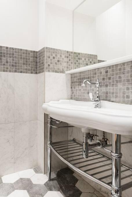 Modern Comfort, Poetic Charm Roma Esterno foto